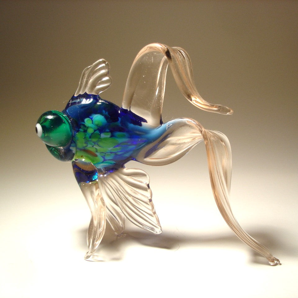 left side of the telescope fish highlighting a curved upper fin