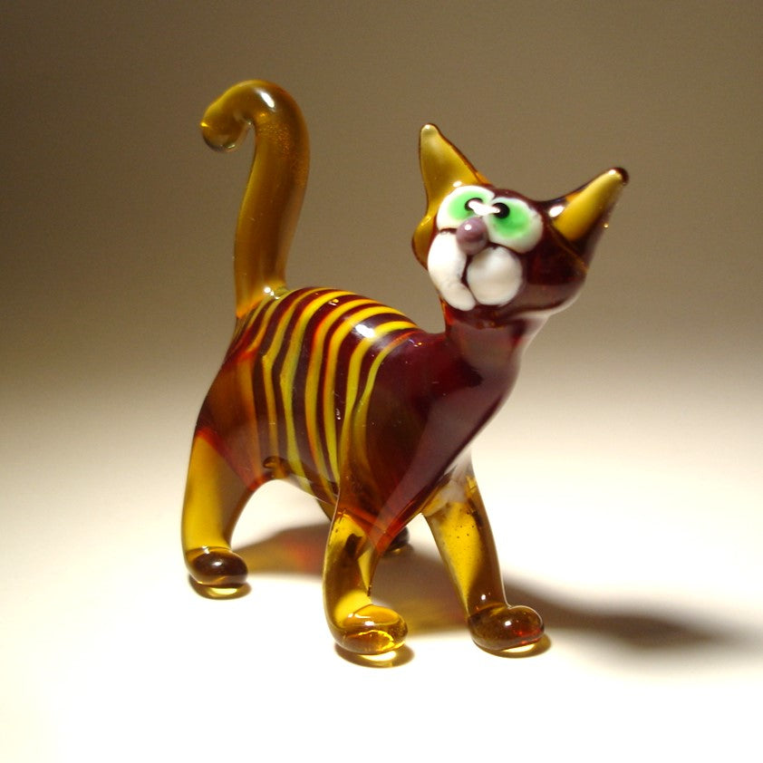 a side view of the brown glass cat highlighting the white stripe