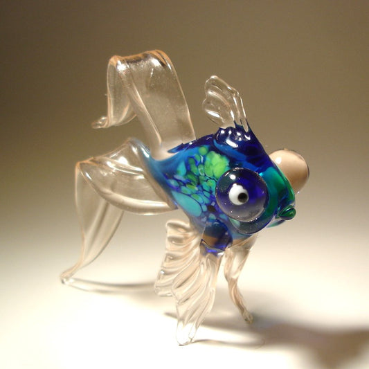 Front side of the glass telescope fish showcasing its big clear eyes