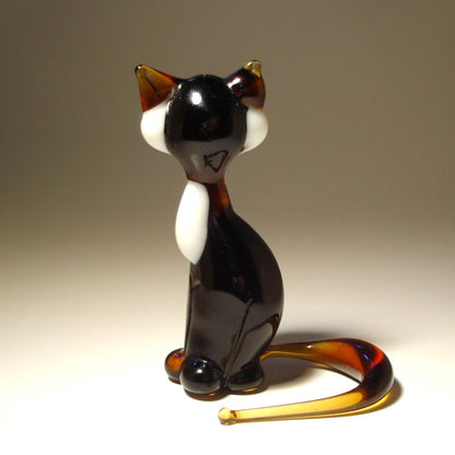 Back view of Siamese cat figurine