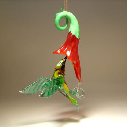 The other side of the hanging hummingbird and a red trumpet flower