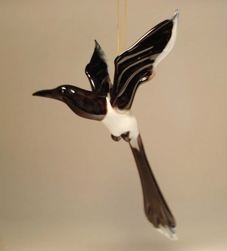 The glass Hanging Bird Magpie figurine ornament displayed from a different angle, highlighting its sleek body and the elegant curve of its tail feathers.