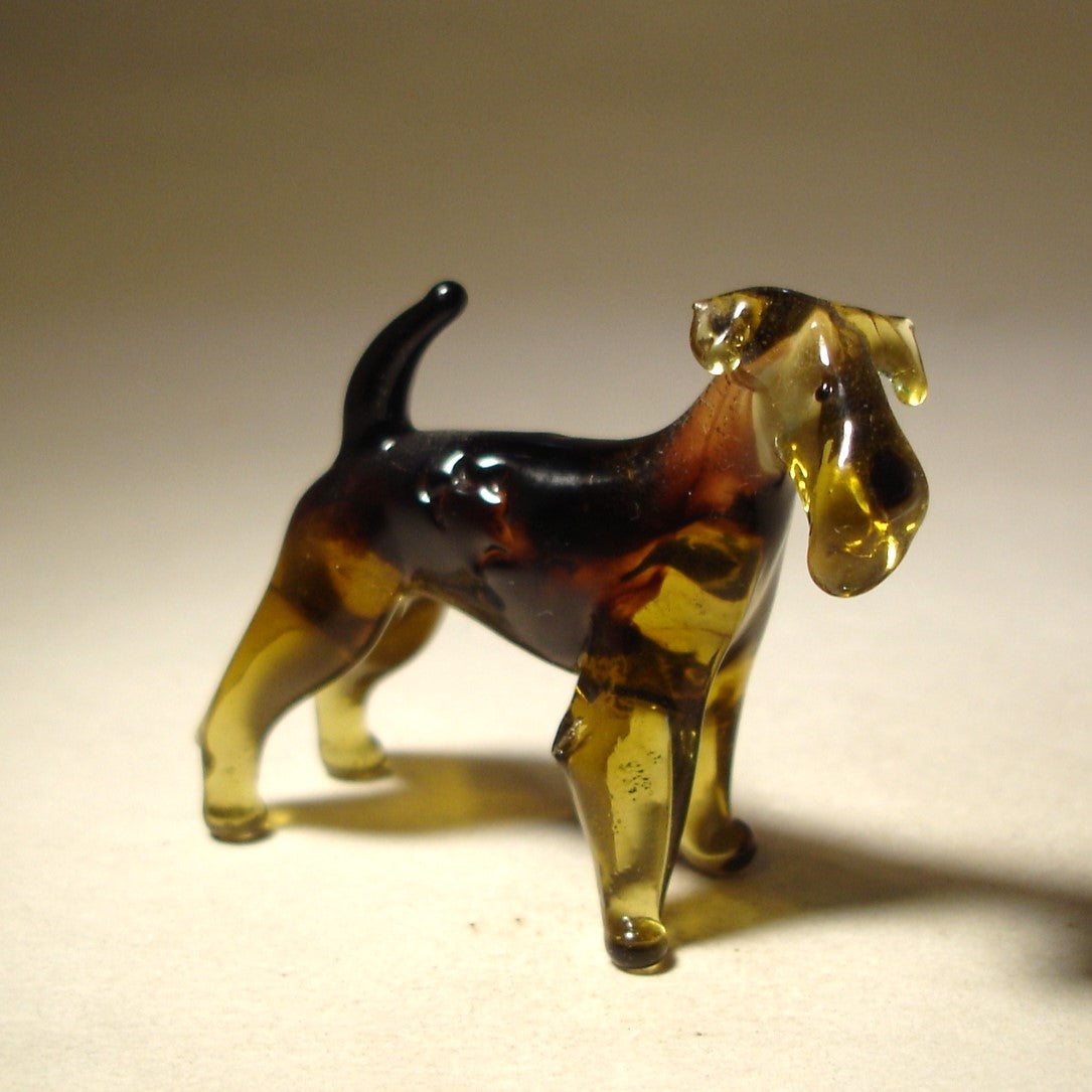 Close-up of the glass Airedale Terrier figurine’s face, highlighting its expressive eyes and carefully crafted muzzle.